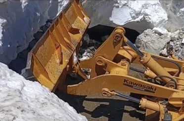 Bingöl’de yazın ortasında kar temizliği 