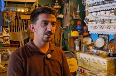 Binlerce antika ile süslenen müze görünümlü ilginç kafe 