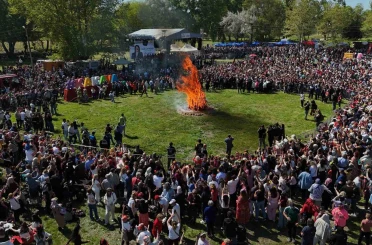 Binlerce turist Sarayiçi’ne akın etti, dev Kakava ateşi yakıldı 