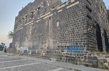 Binlerce yıllık kale duvarlarını spreyle boyadılar 