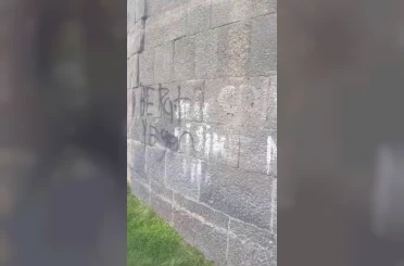 Binlerce yıllık surlara gelişigüzel yazılar yazdılar 