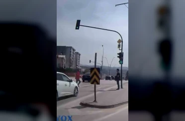 Bir adım hayat kurtardı… Kırmızı ışıkta yola atladı, facia teğet geçti 