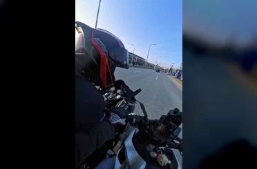 Bir anda şerit değiştirdi, motosikletler çarpıştı 