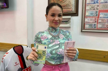 Bir anlık dalgınlıkla verilen 100 euro’yu müşteri geri getirdi 