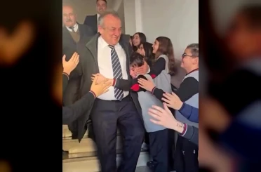 Bir ömürlük eğitimin son zili: 46 yıllık öğretmenlik yolculuğuna alkışlarla veda 
