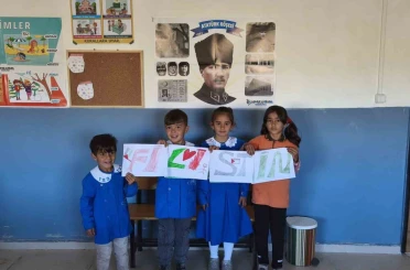 Bir tahta sıra, bir dünya vicdanı: Minik ellerden Filistin’e destek 