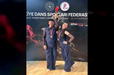 Bir yanında koyun sürüsü, diğer yanında dans pisti 