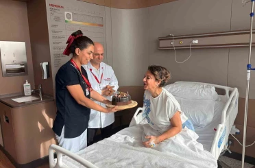 Bir yıl yutma mücadelesi veren doktor, doğum günü pastasını yutabilmenin mutluluğunu yaşadı 