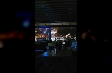 Birbirini tanımayan şahısların bıçaklı ve koltuklu kavgası kameraya yansıdı 