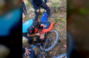 Bisiklet sürücüsü 10 metrelik şarampole yuvarlandı 