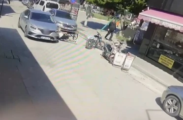 Bisikletiyle aniden yola çıkan çocuğa otomobil çarptı 
