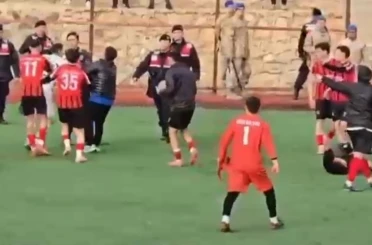 Bitiş düdüğü ile birlikte yeşil saha ringe döndü 