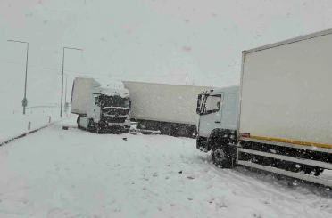 Bitlis’te 4 tır ve 2 otomobil çarpıştı: 5 yaralı 
