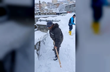 Bitlis’te kar temizliği türkü ile renklendi 