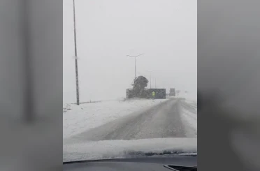 Bitlis’te kontrolden çıkan tır yan yattı 