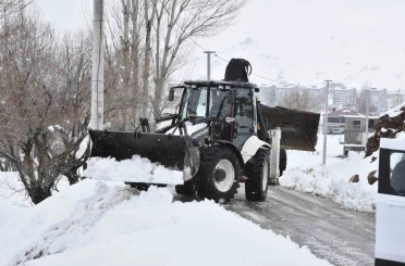 Bitlis’te Nisan ortasında kar mesaisi devam ediyor 