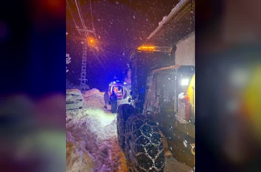 Bitlis’te rahatsızlanan vatandaş zorlu şartlarda hastaneye ulaştırıldı 