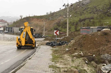 Bitlis’te yağışlardan dolayı toprak kayması meydana geldi 
