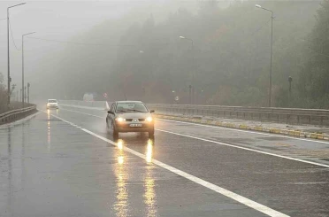 Bolu Dağı’nda sis ve sağanak görüş mesafesini düşürdü 