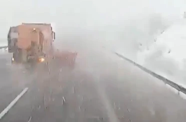 Bolu geçişinde yoğun kar yağışı etkili oldu 