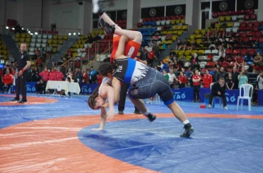 Bolu’da 40 ilden 500 sporcunun katıldığı Okul Sporları Yıldızlar Güreş Türkiye Şampiyonası başladı 