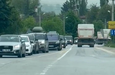 Bolu’da alternatif yollarda uzun araç kuyrukları oluştu 