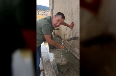 Bolu’da duyarlı vatandaş, hayvanların su içtiği yosunlu çeşmeyi temizledi 