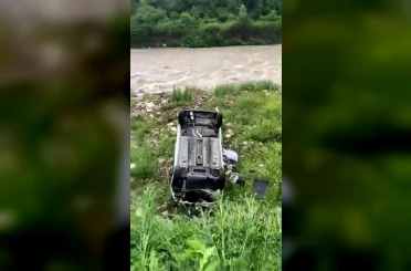 Bolu’da hafif ticari araç dere yatağına uçtu: Anne ve 2 çocuğu yaralandı 