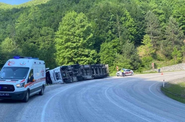 Bolu’da kontrolden çıkan tır devrildi 