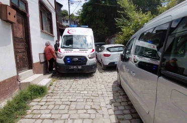 Bolu’da park edilen araçlardan ambulans sokağa giremedi: Sağlık ekipleri hastaya yürümek zorunda kaldı 