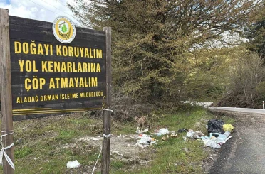 Bolu’da pes dedirten görüntü: ‘Çöp atmayın’ tabelasının altını çöple doldurdular 