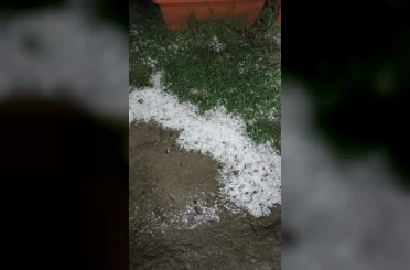 Bolu’da sabaha karşı yağan dolu yeşil alanları beyaza bürüdü 