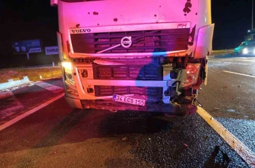 Bolu’da tırın çarptığı otomobil kağıt gibi ezildi: 3 yaralı 