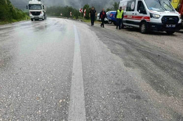 Bolu’da virajı alamayan hafif ticari araç yoldan çıktı: 3 yaralı 