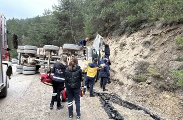 Bolu’da virajı alamayan hafriyat kamyonu devrildi: 1 ölü 