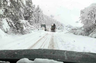 Bolu’nun Mengen ilçesinde hummalı çalışma: 18 köy yolu ulaşıma kapalı 