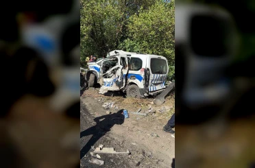Bornova’da freni patlayan tır karşı şeride geçti: Ölü ve yaralılar var 
