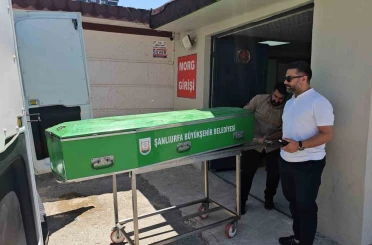 Boş arazide battaniyeye sarılı erkek cesedi bulundu 