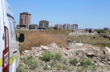 Boş arazide erkek cesedi bulundu 