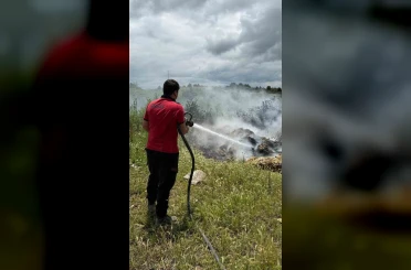 Boş arazideki atık samanlar alev aldı 