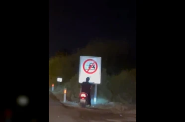 Böyle kaza görülmedi, motosiklet sürücüsü yol kenarındaki ‘çöp atma’ yazılı uyarı levhasına kafasını çarptı 