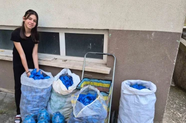 Boyu kadar mavi kapağı depremzedeler için topladı 