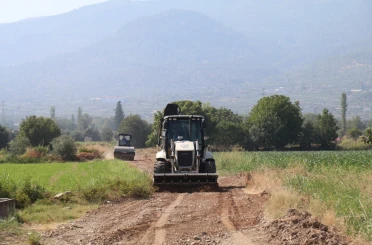 Bozdoğan Belediyesi ova yollarında çalışmalara devam ediyor 