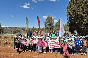 Bozkır’da minik öğrencilerden fidan dikme etkinliği