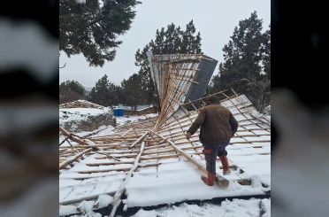 Bozkır'da şiddetli fırtına ahırın çatısını uçurdu