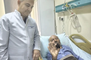 Bozyazı’da 4 santimetrelik mesane taşı tek parça halinde çıkarıldı. 