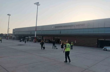 Brüksel’den gelen yolcu uçağı Çanakkale Havalimanı’na iniş yaptı 