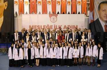 BŞEÜ Diş Hekimliği Fakültesi’nin yeni öğrencileri törenle beyaz önlüklerini giydi 