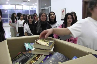 Bu gösteri biletle değil, kitapla seyrediliyor 