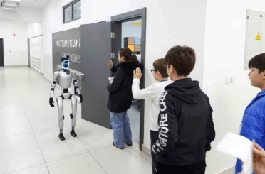 Bu ilçede sınava giren öğrencileri insansı robot karşılıyor 